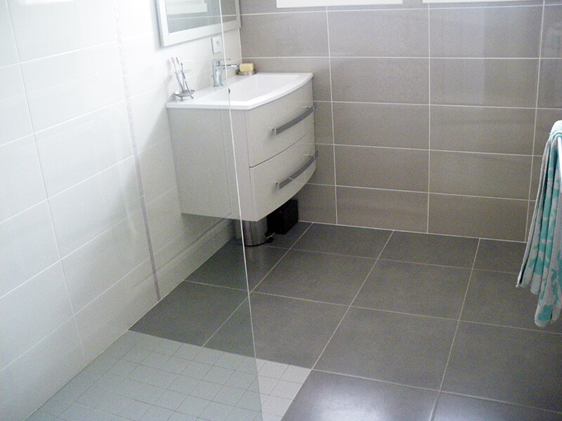 Pose de carrelage dans une salle de bains par Guichet Frères, carreleur à Clisson 44190
