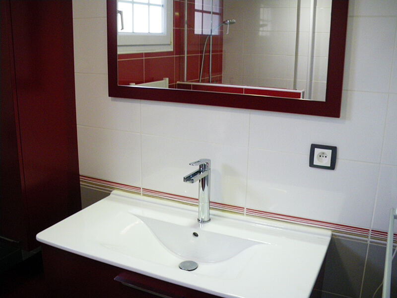 Pose de faïence dans une salle de bains par Guichet Frères, carreleur à Clisson 44190