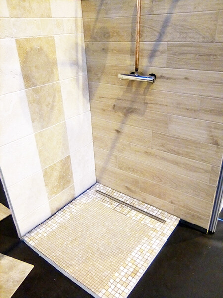 Faïence dans une douche à l'italienne par Guichet Frères, carreleur à Clisson 44190