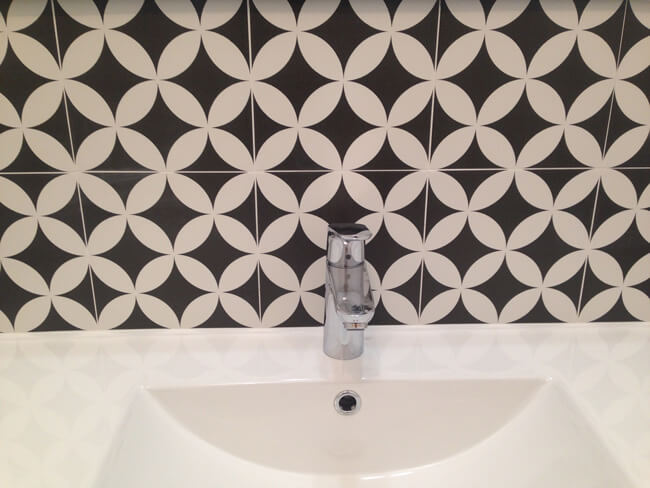 Pose de faïence dans une salle de bains par Guichet Frères, carreleur à Clisson 44190