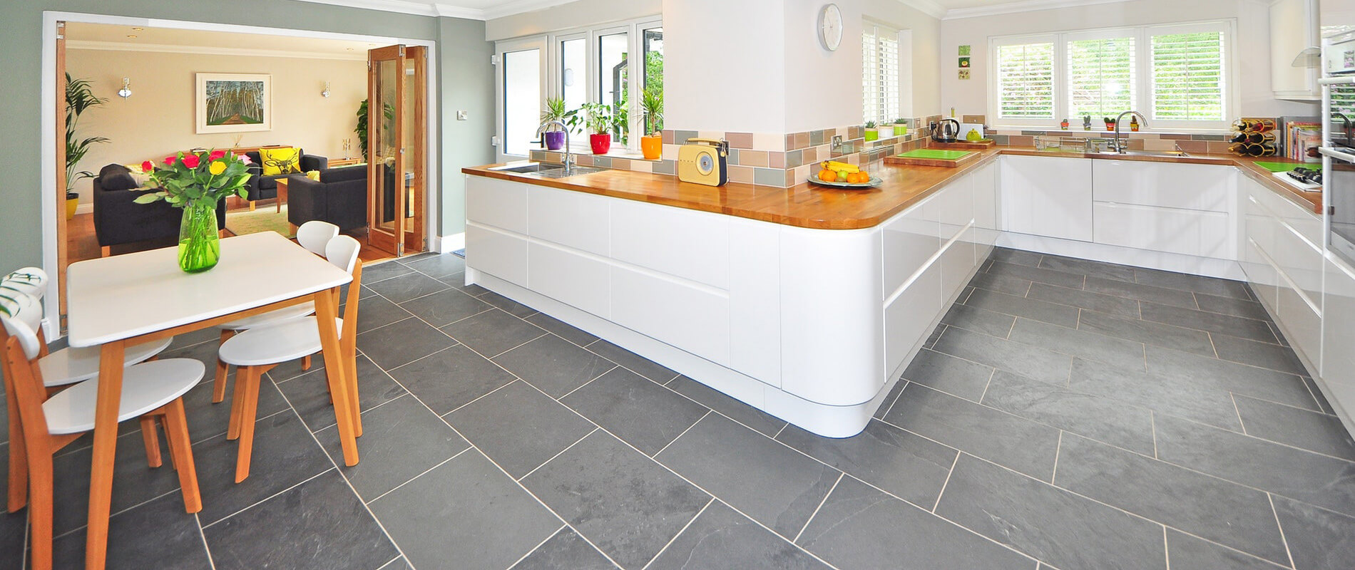 Carrelage dans une cuisine par Guichet Frères, carreleur à Clisson 44190