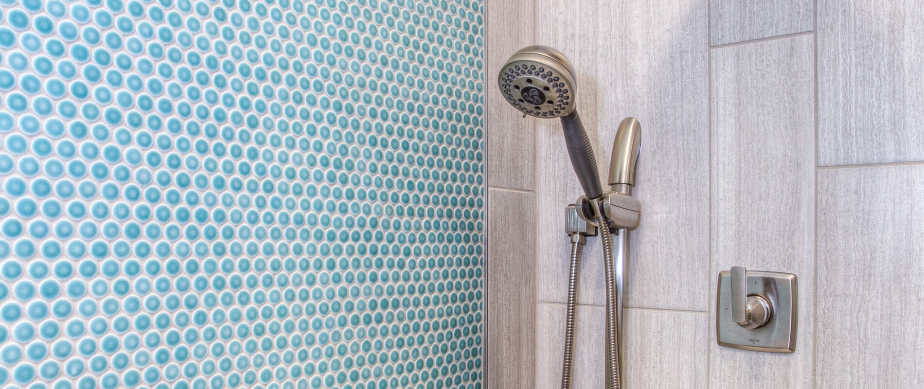 Pose de carrelage mural dans une douche par Guichet Frères, carreleur à Clisson 44190