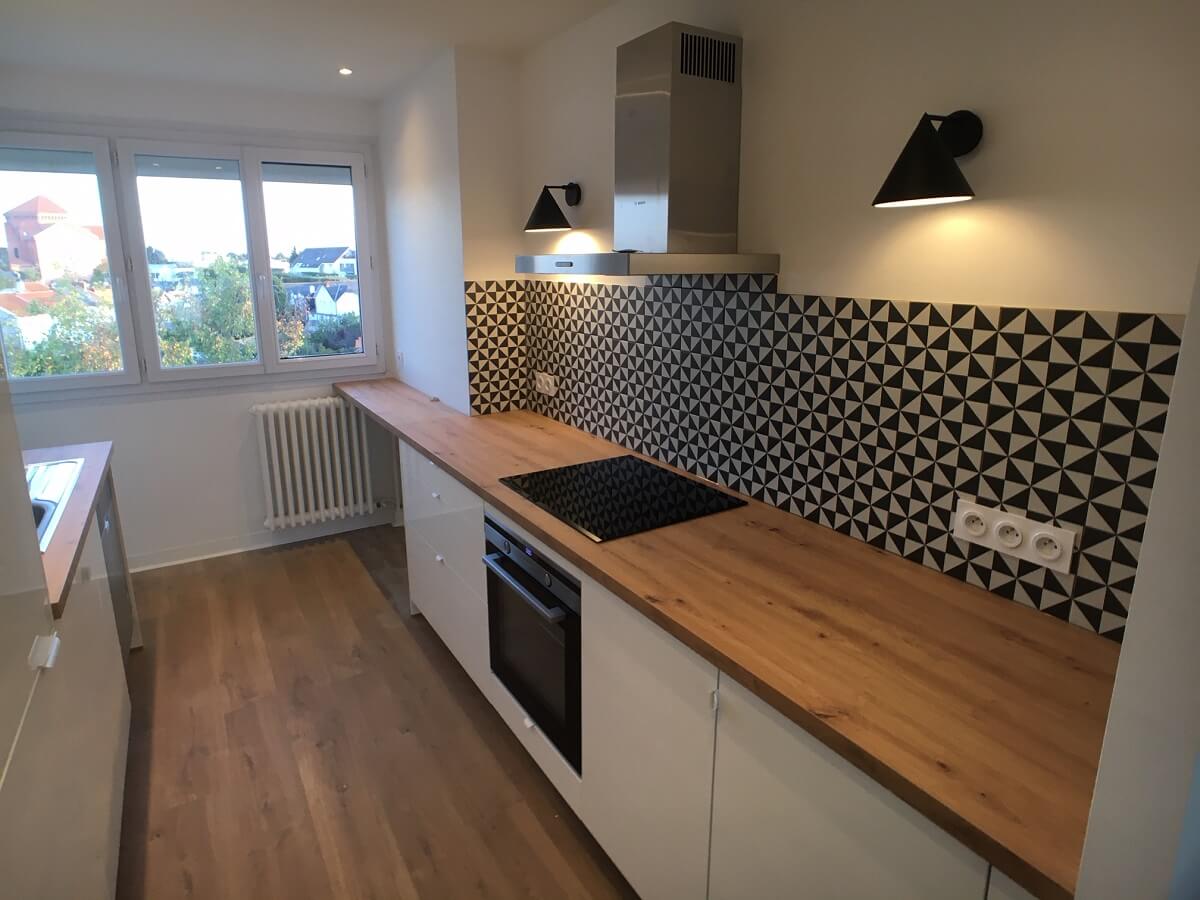 Réalisation de pose de faïence dans une cuisine par Guichet Freres, carreleur à Clisson